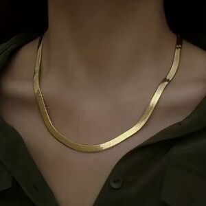 Elegant Gold Plain Necklace
